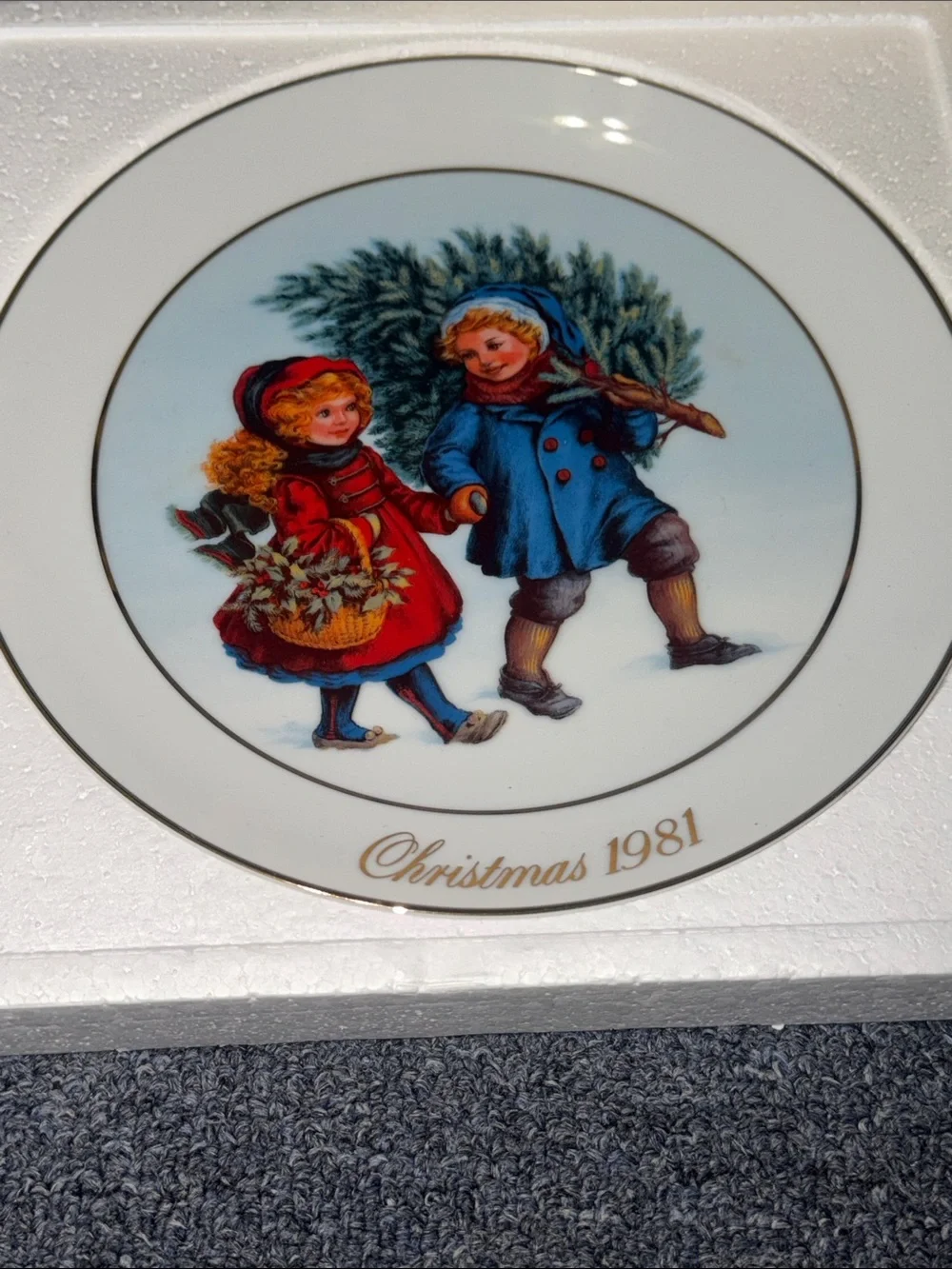 Vintage Avon Christmas 1981 Decorative Plate - 22K gold trim Carrying Tree.
